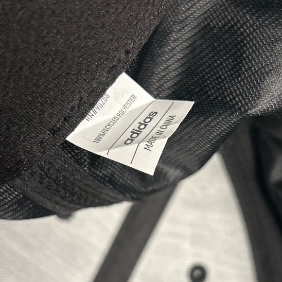 Men’s adidas aero ready hat all black with black logo adjustable Velcro strap - Picture 4 of 5